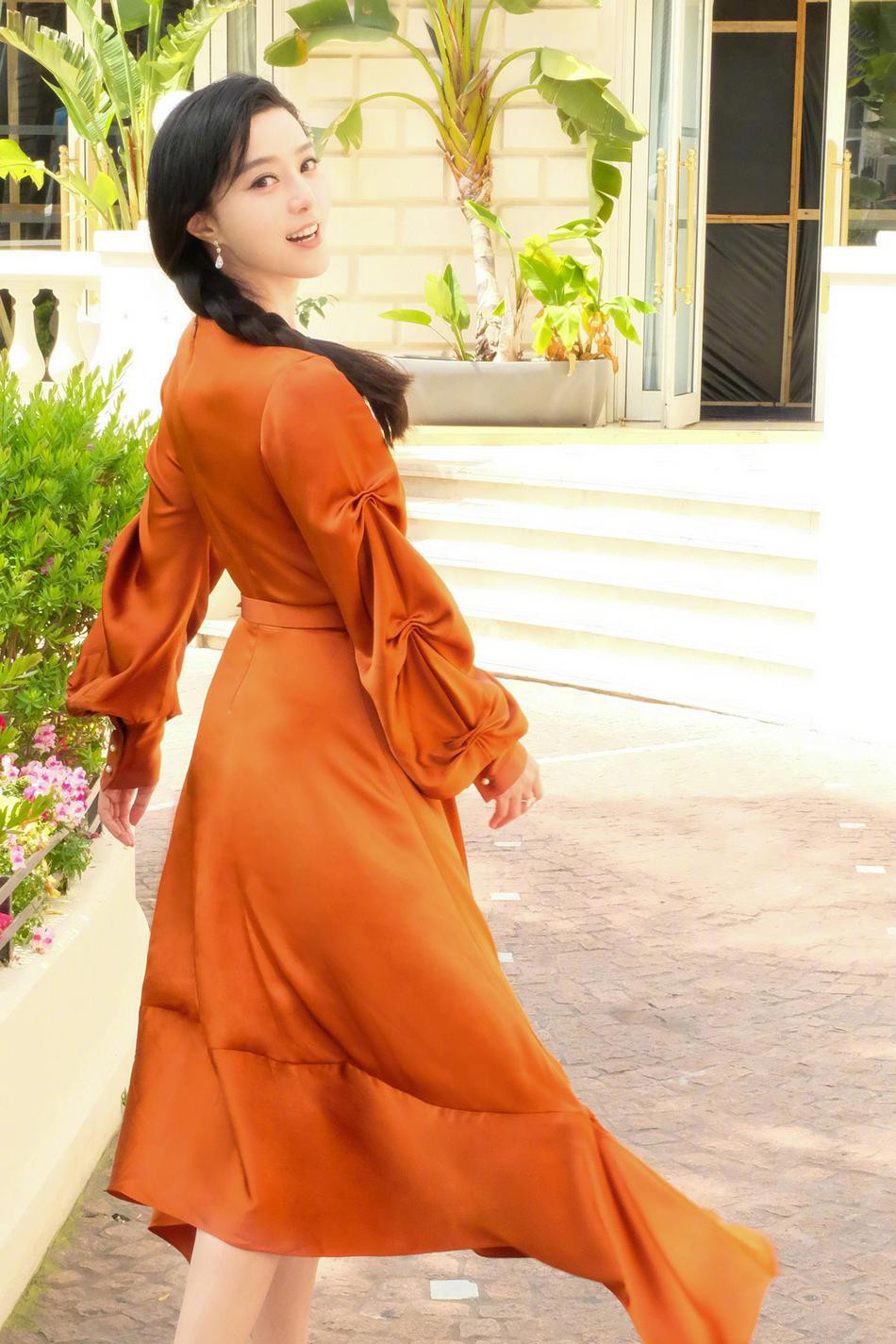 Vắng bóng trên thảm đỏ Cannes ngày 2, Phạm Băng Băng đền bù cho fan bộ ảnh khoe vòng 1 lấp ló